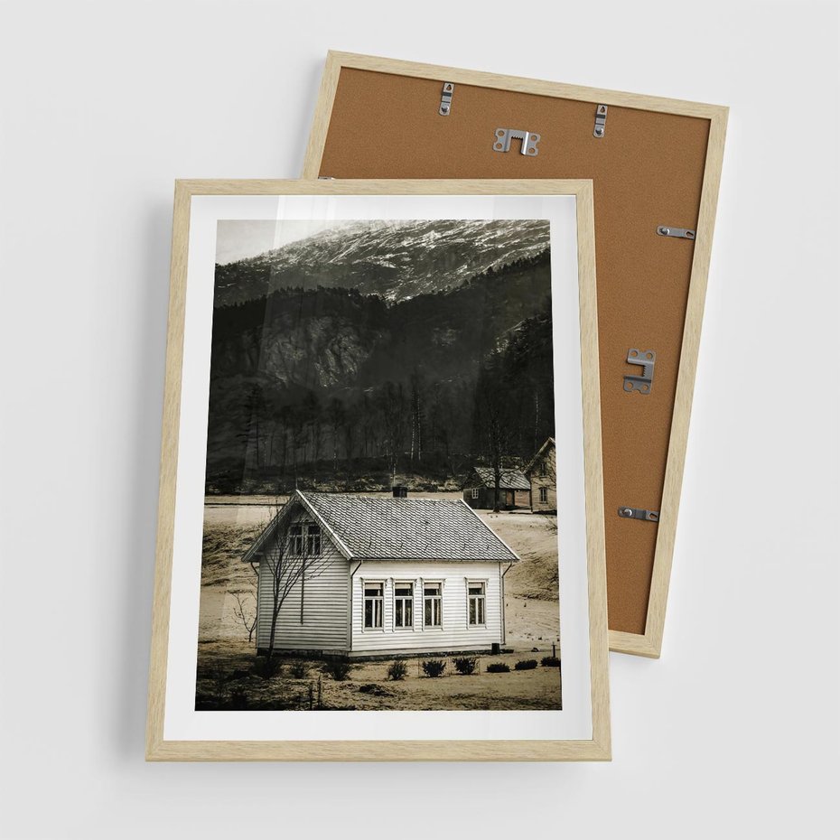 Plakat w ramie 50x70 - Ciepło i Urok Górskiego Domku - domek w górach, sepia - rama drewno