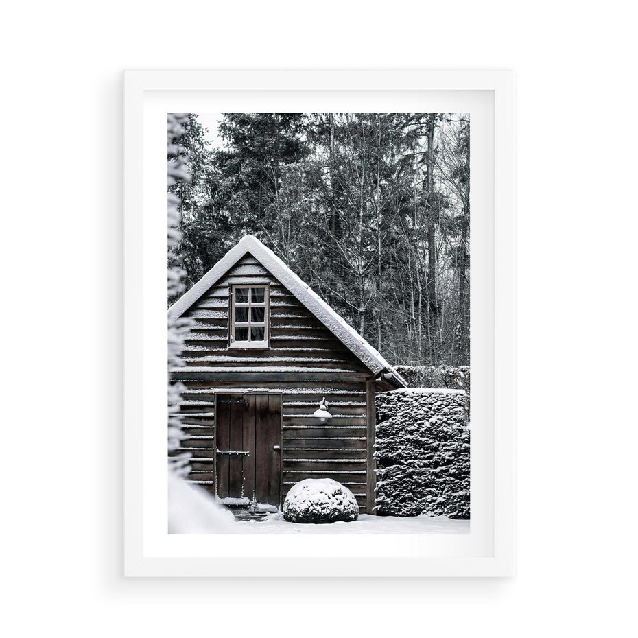 Plakat w ramie 50x70 - Zaklęta Zima - domek w lesie, śnieg - rama biała