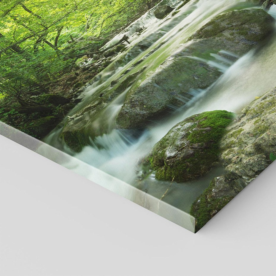 Obraz na płótnie 60x60 - Ukojenie strumienia: Spotkanie z naturą - strumyk, las