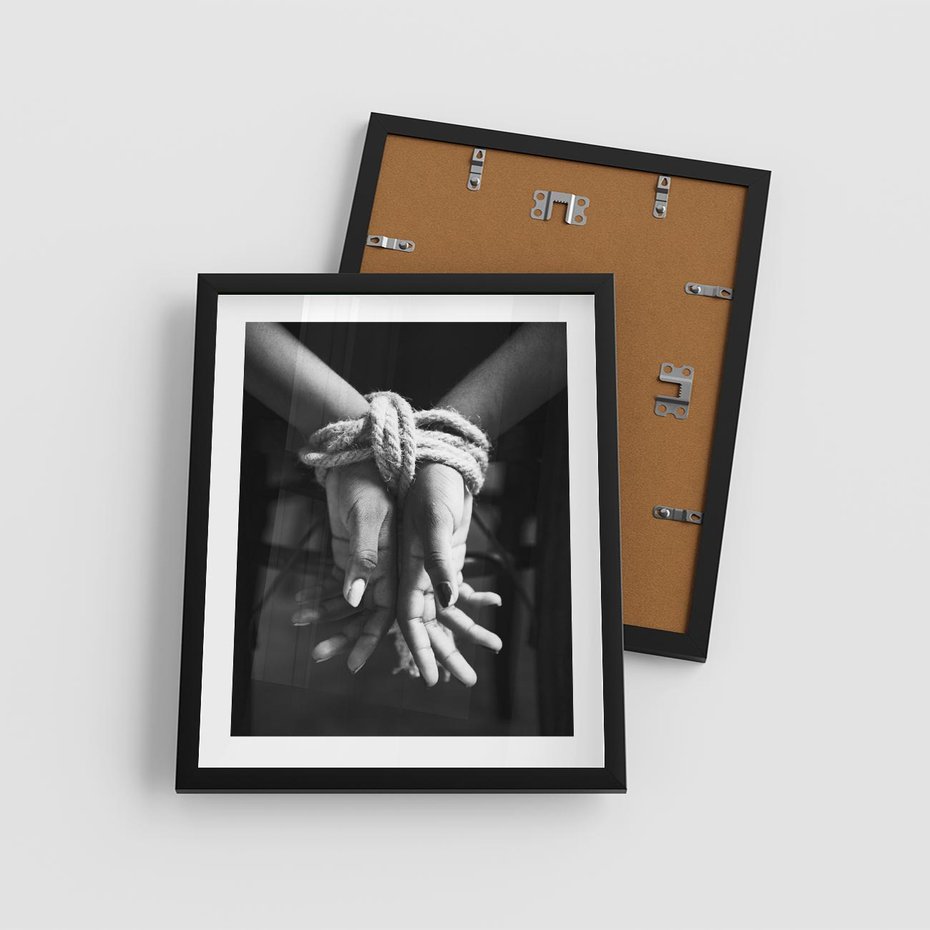 Plakat w ramie 40x50 - Splątane Uczucia - czarno biała fotografia, artystyczna - rama czarna