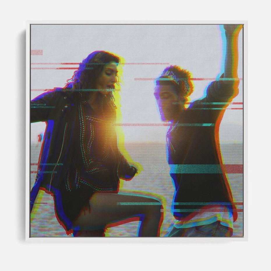 Obraz w ramie 50x50 - Taniec tęsknot - zdjęcie w stylu retro, dodane kolorowe akcenty - rama biała