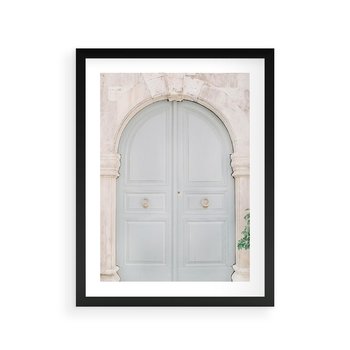 Plakat w ramie 50x70 - Błękitne Drzwi Kamienicy: Urok Historii - stare piękne drzwi do kamienicy, błękitne drzwi - rama czarna