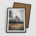 Plakat w ramie 50x70 - Mglisty Pejzaż Górski: Urok Niewidzialnośc - góry, krajobraz - rama czarna