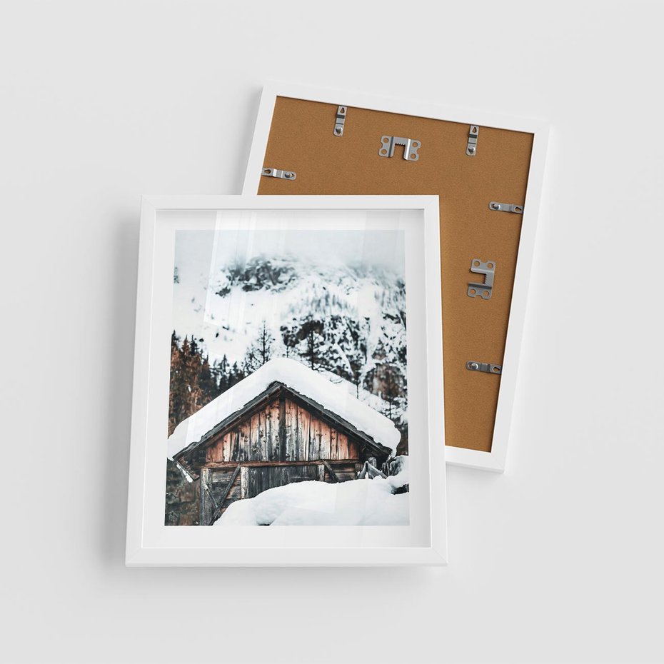 Plakat w ramie 40x50 - Domek w Górach w Białym Odcieniu - zima, domek w górach - rama biała