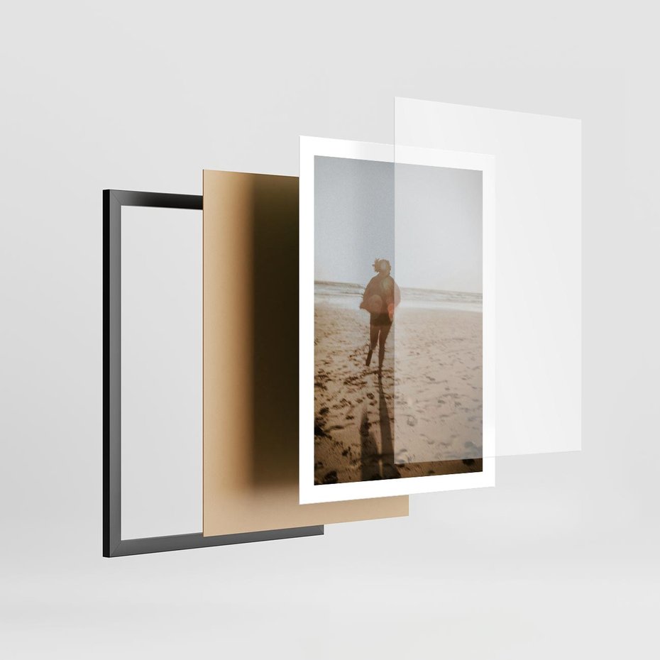 Plakat w ramie 50x70 - O Zachodzie Słońca - klimatyczna fotografia, postać biegnie po plaży - rama czarna