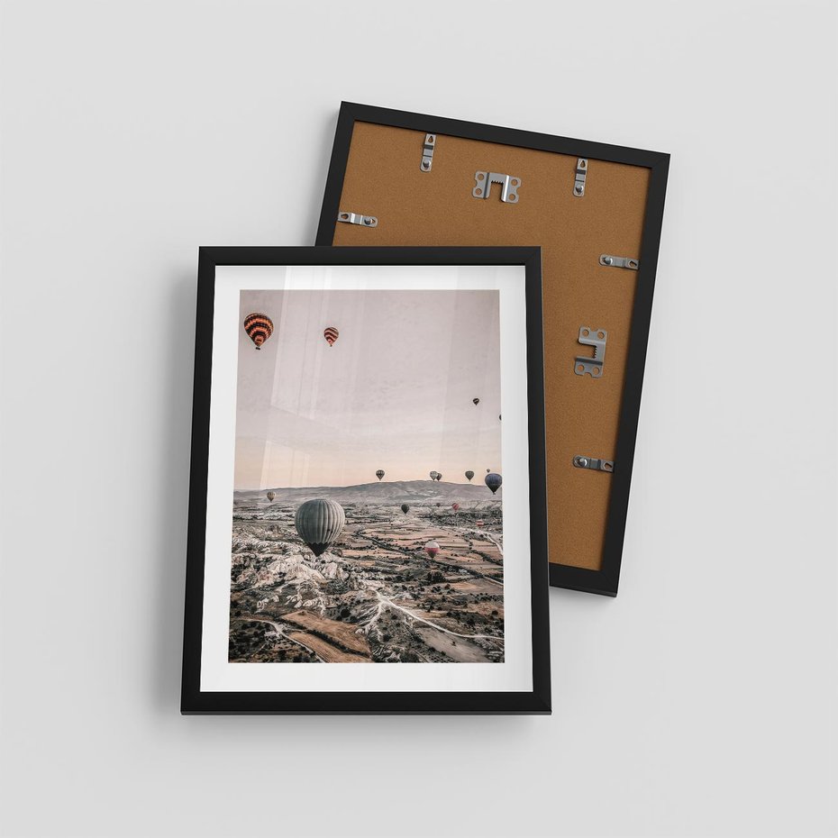 Plakat w ramie 30x40 - Wolność w Powietrzu - balony latające nas pustynnym krajbrazem, balony do latania - rama czarna