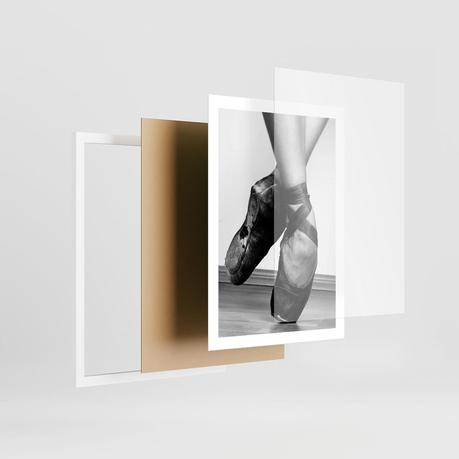 Plakat w ramie 50x70 - Taniec Zmysłów - artystyczne zdjęcie, odcienie szarości - rama biała
