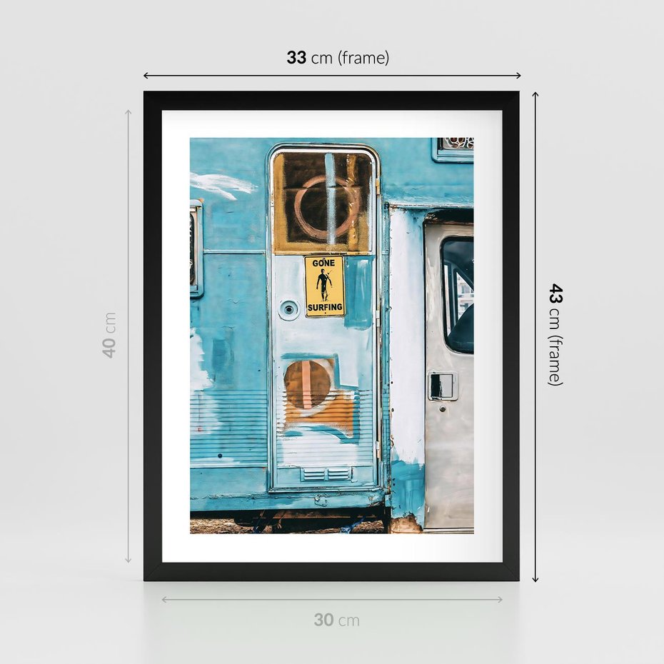 Plakat w ramie 30x40 - Nostalgiczna Podróż - stara przyczepa kempingowa, niebieskie kolory - rama czarna