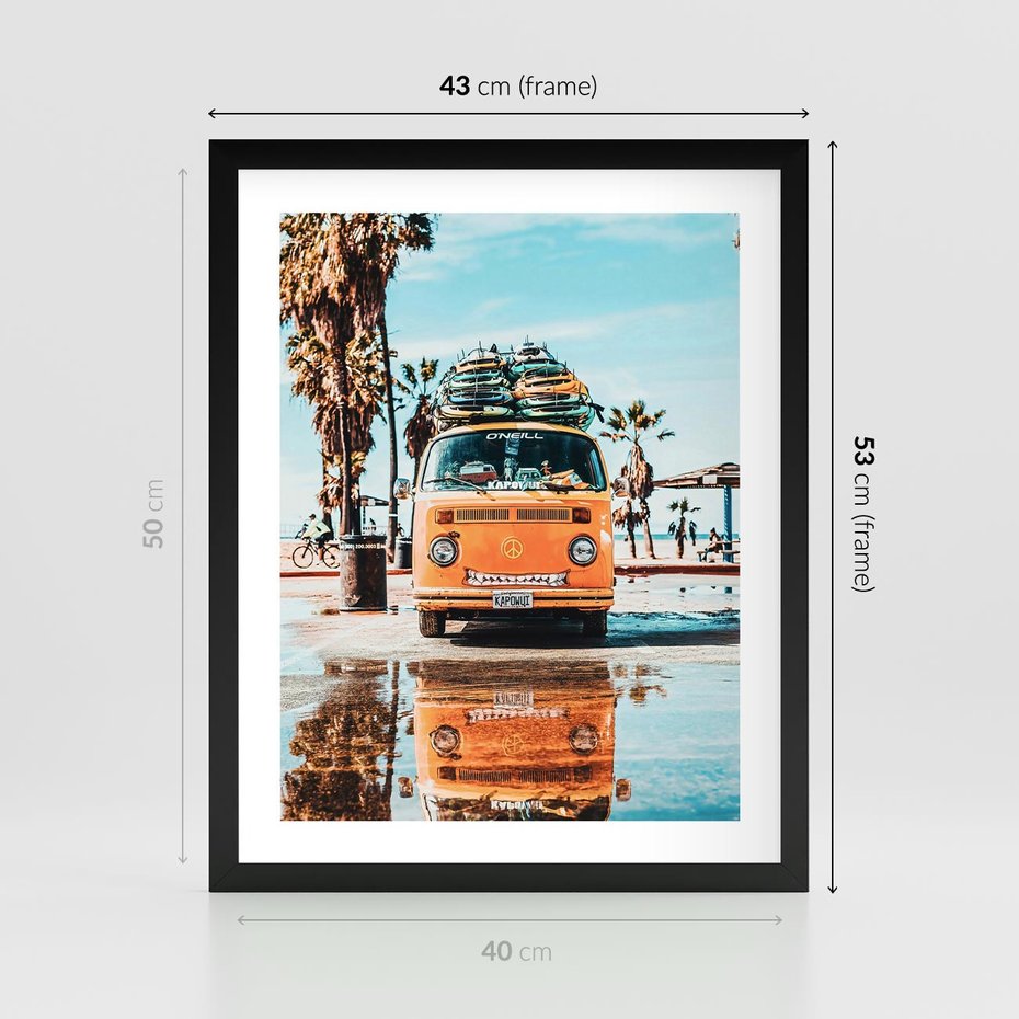 Plakat w ramie 40x50 - Wakacje na Kółkach - kamper, deski surfingowe na dachu - rama czarna