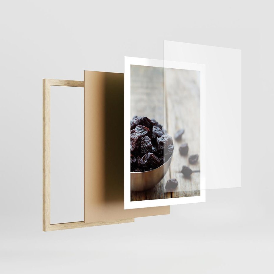 Plakat w ramie 50x70 - Smakowite rodzynki na talerzu - rodzynki, jedzenie - rama drewno