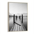 Obraz w ramie 80x120 - Spokojna Przystań - czarno biała fotografia, drewniany pomost na jeziorze - rama drewno