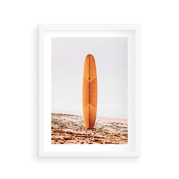 Plakat w ramie 40x50 - Deska w Piasku: Gotowa na Fale - plaża, pomarańczowa deska surfingowa wbita w piasek - rama biała
