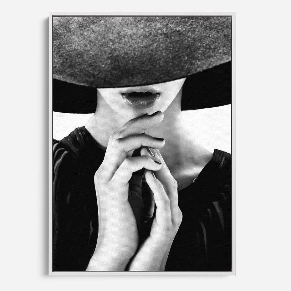 Obraz w ramie 70x100 - Czarna Elegancja - fotografia czarno biała, zbliżenie portret kobiety w czerni - rama biała