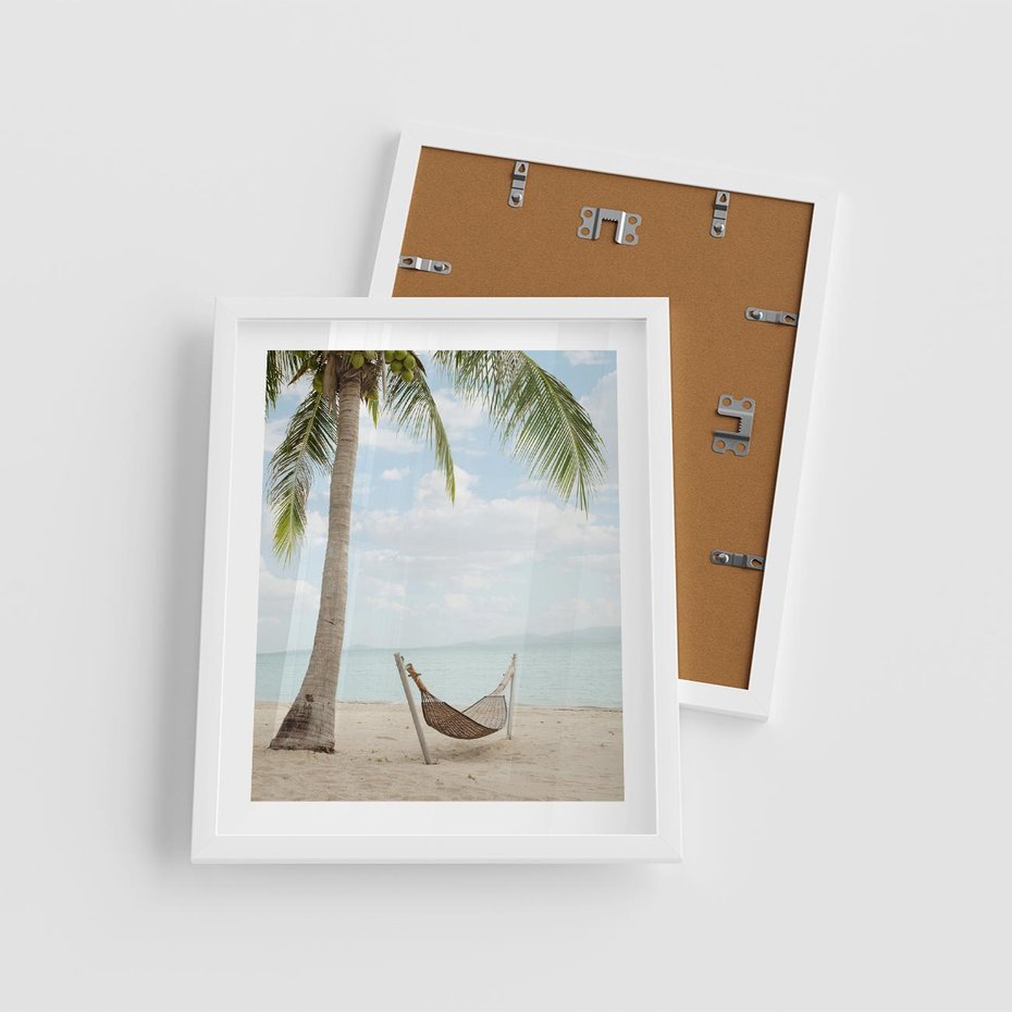Plakat w ramie 40x50 - Relaks na plaży - palma, hamak - rama biała