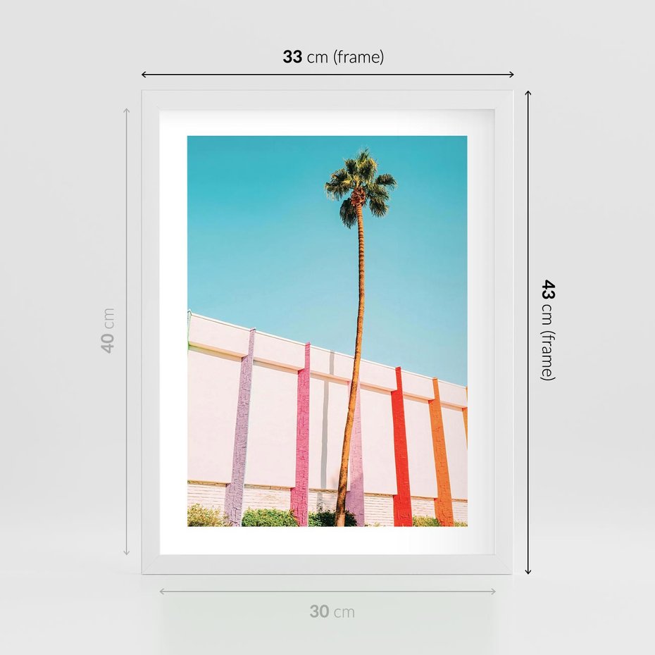 Plakat w ramie 30x40 - Tropikalny Kontrast - palma na tle błękitnego nieba, kolorowy mur - rama biała