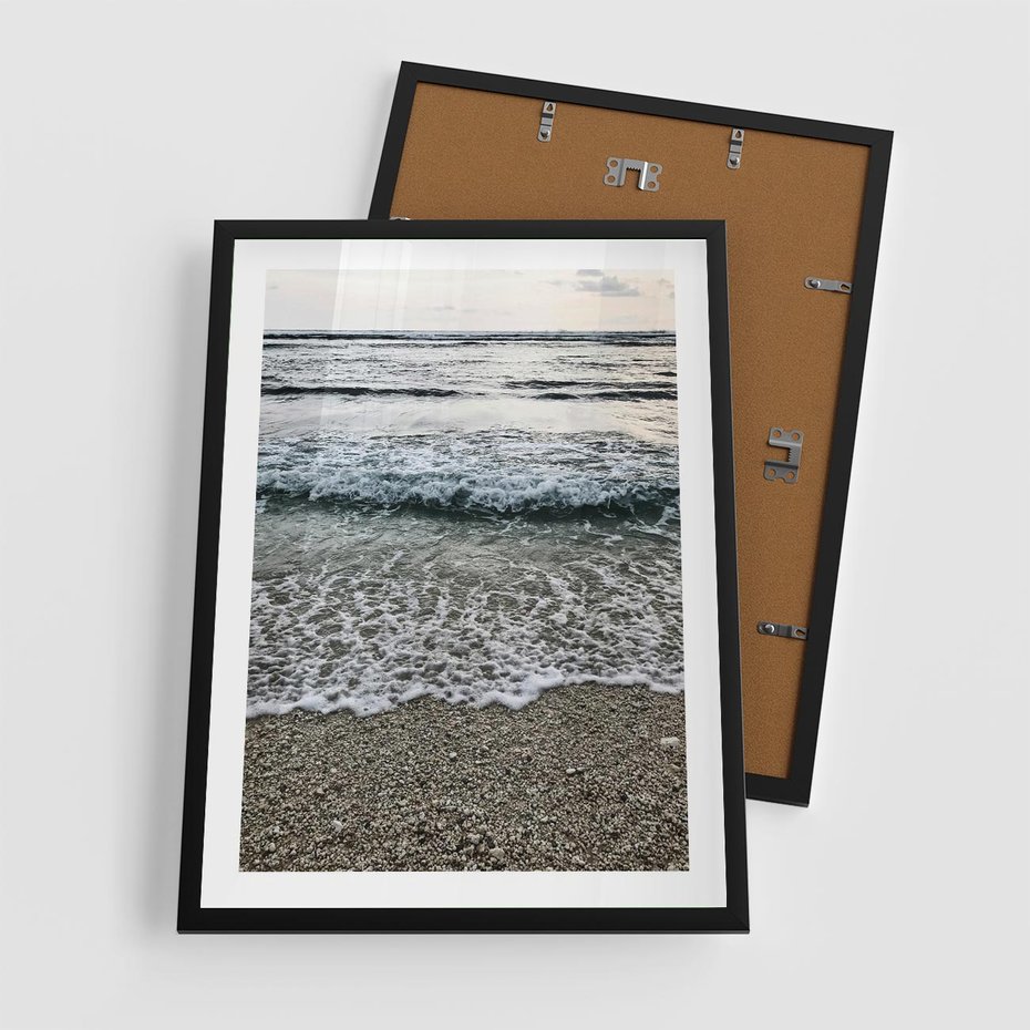 Plakat w ramie 50x70 - Spokojna Plaża - plaża, żwirek - rama czarna