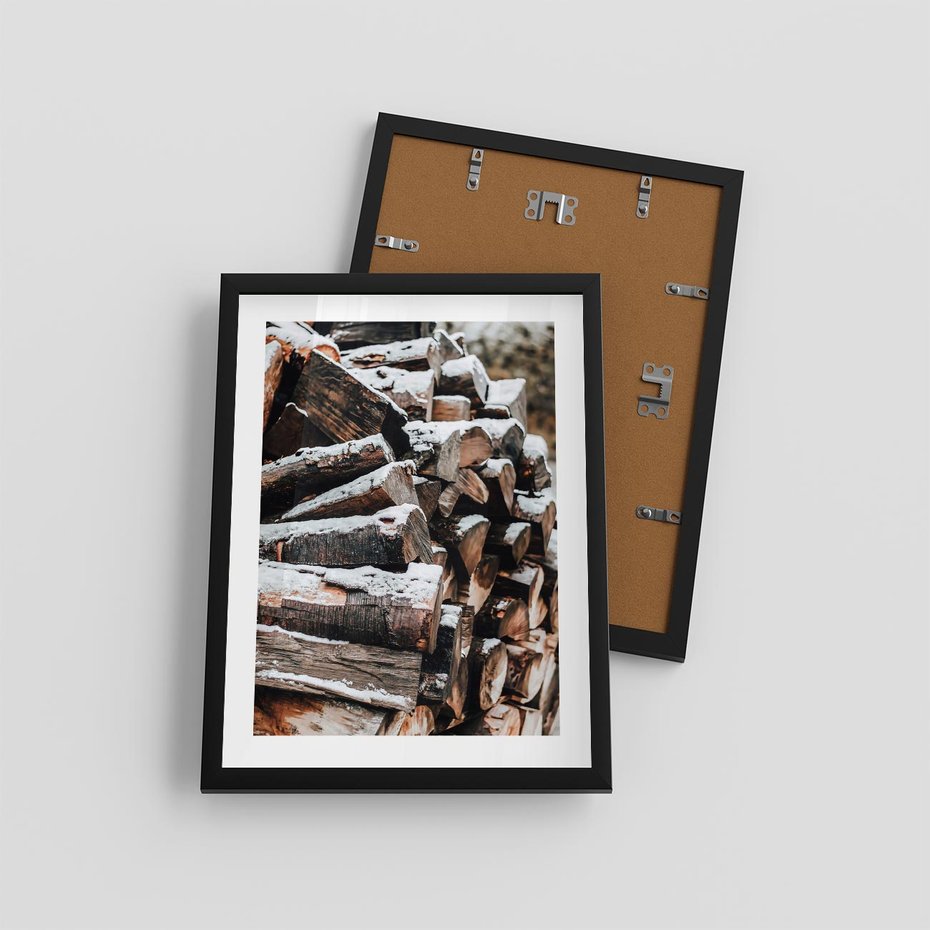 Plakat w ramie 30x40 - Zimowa Drewniana Idylla - drewno, kłody - rama czarna