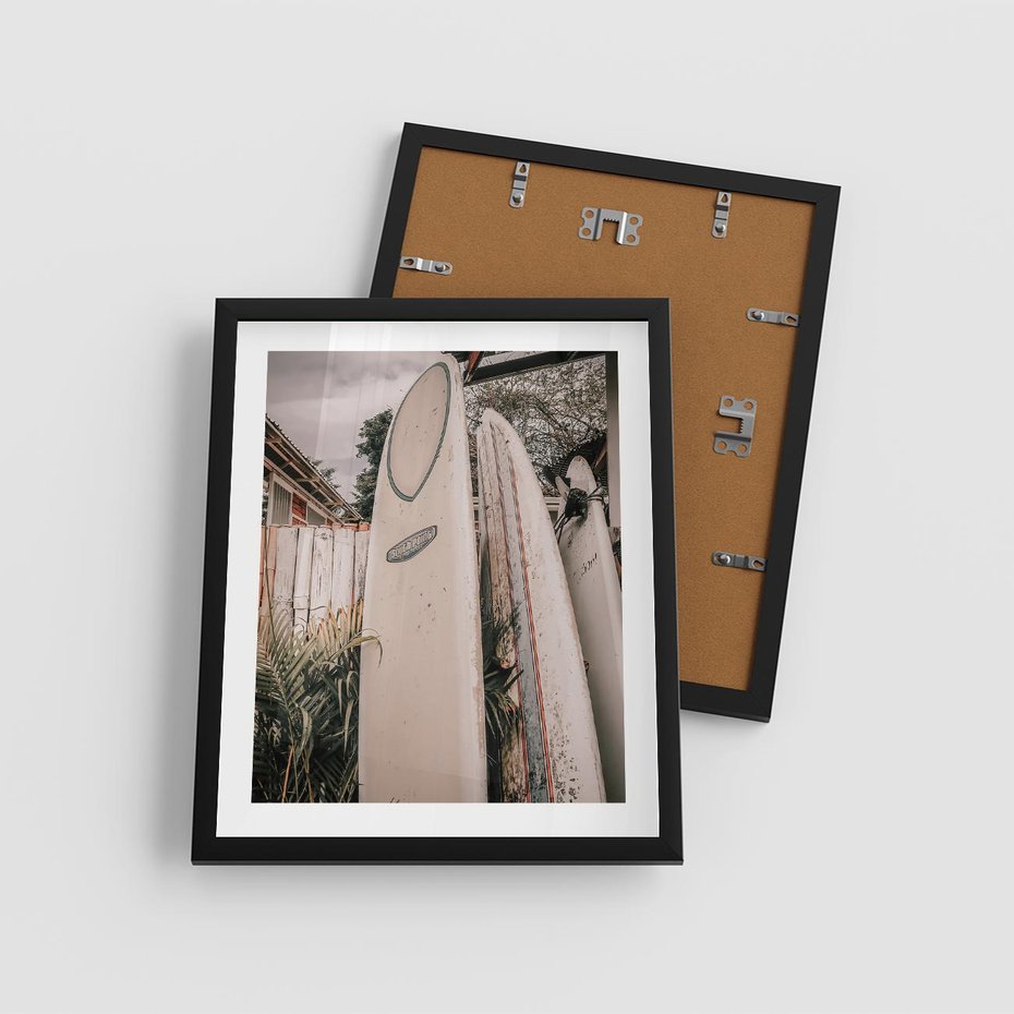 Plakat w ramie 40x50 - Deski Surfingowe czekają na Fale - deski surfingowe, stoją pod płotem - rama czarna