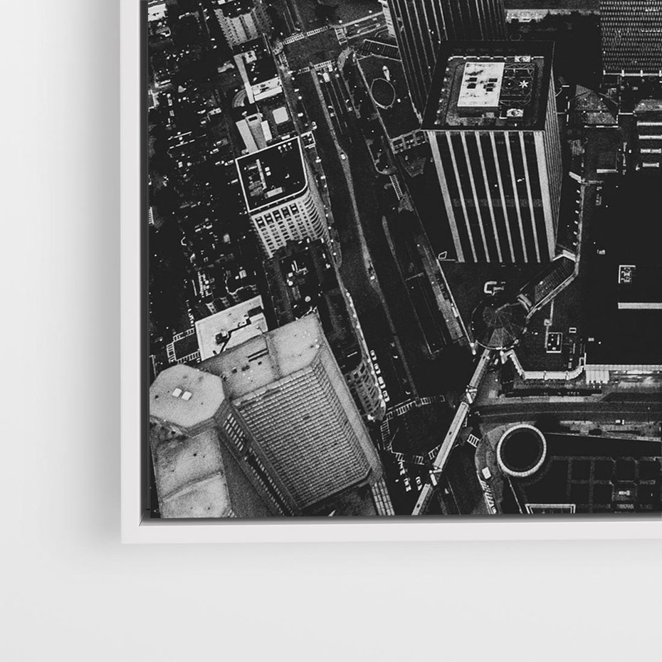 Obraz w ramie 80x80 - Kontrastujące miasto - miasto, biało - rama biała
