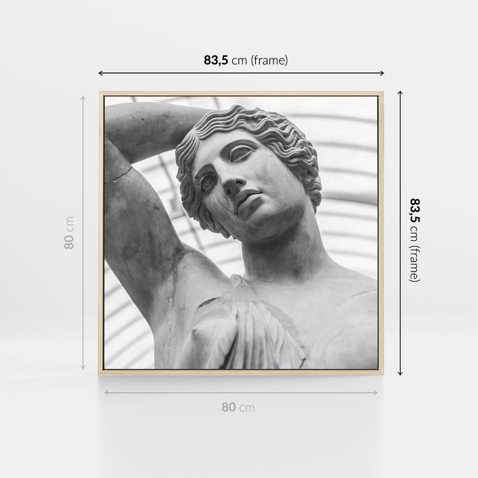 Obraz w ramie 80x80 - Zaklęta w Kamieniu - antyczna rzeźba kobiety na fotografii, czarno biała - rama drewno