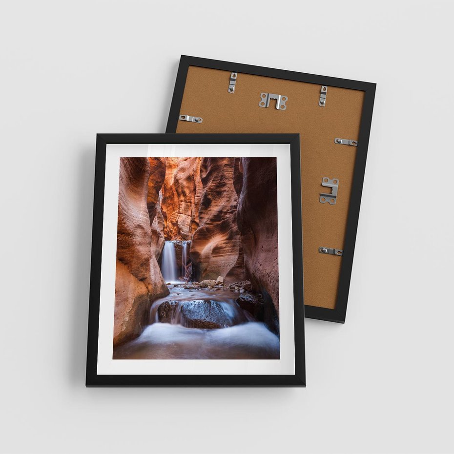Plakat w ramie 40x50 - Tajemniczy świat jaskini i wodospadu - jaskinia, wodospad - rama czarna