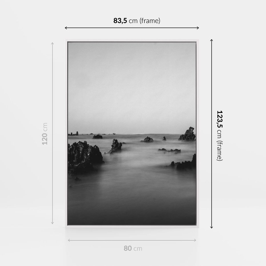 Obraz w ramie 80x120 - Harmonia świateł i cieni - zamglona dzika plaża, skały na plaży - rama biała