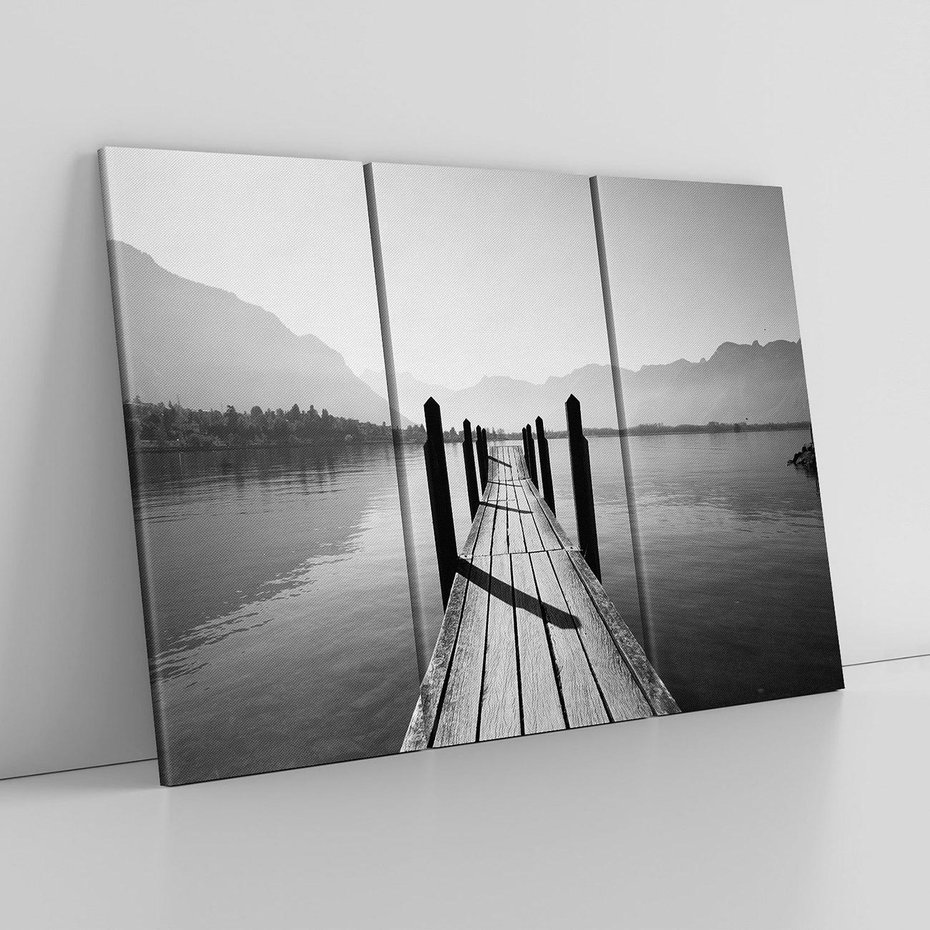 Obraz na płótnie 120x80 - Spokojna Przystań - czarno biała fotografia, drewniany pomost na jeziorze