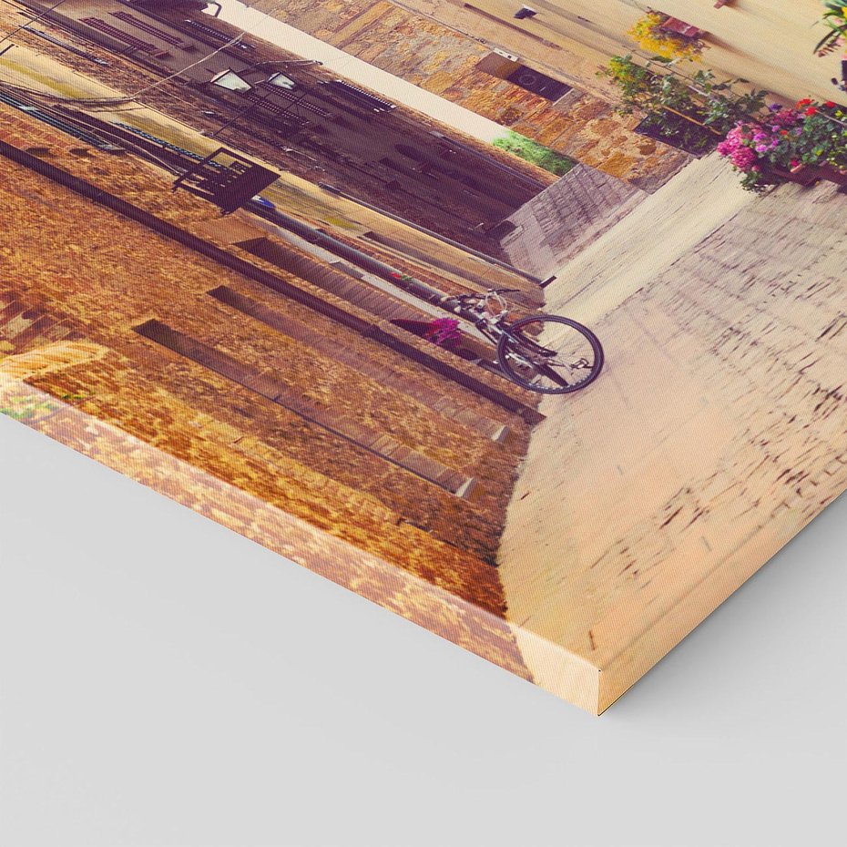Obraz na płótnie 70x70 - Rowerowa przygoda w uliczkach pełnych perspektywy - uliczka, perspektywa