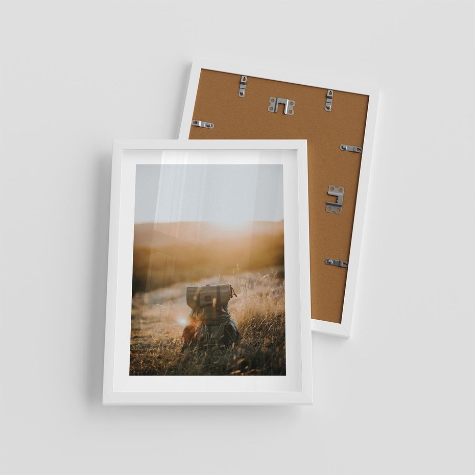 Plakat w ramie 30x40 - Podróżniczy bukiet na łące - plecak, podróż - rama biała