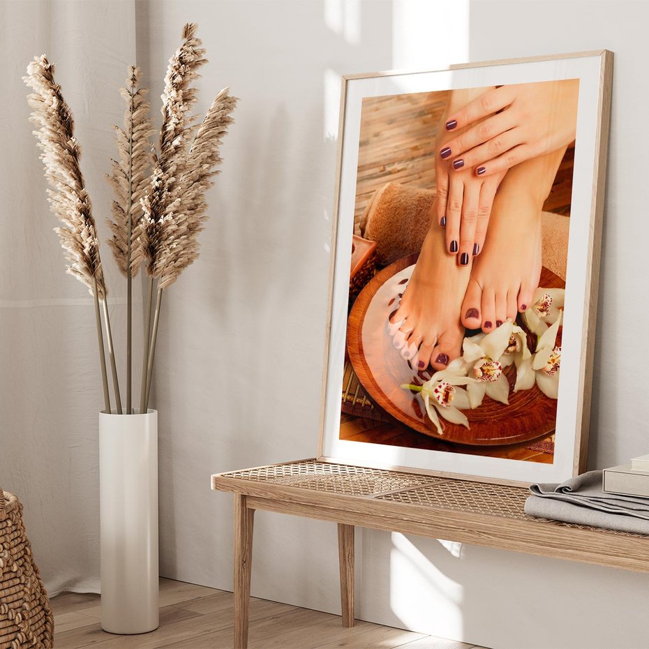 Plakat w ramie 50x70 - Relaksujące Spa i Perfekcyjny Manicure - spa, paznokcie - rama drewno