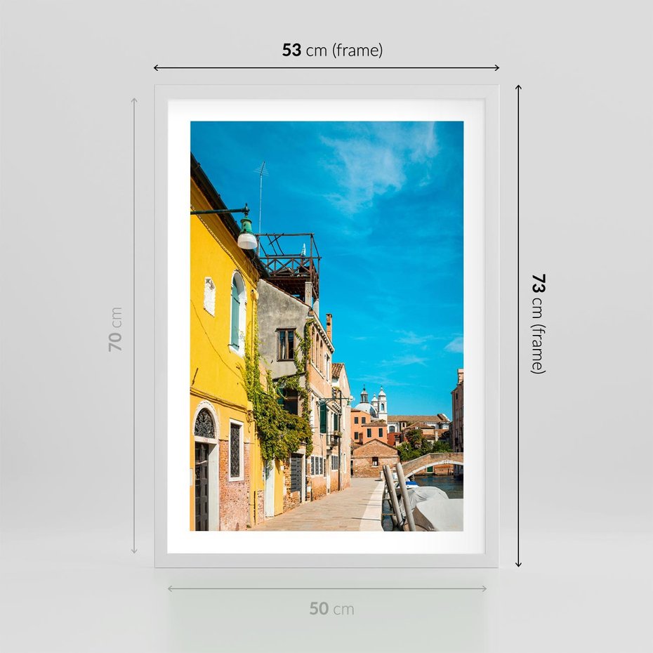 Plakat w ramie 50x70 - Przechadzka w Sercu Miasta - uliczka, perspektywa - rama biała