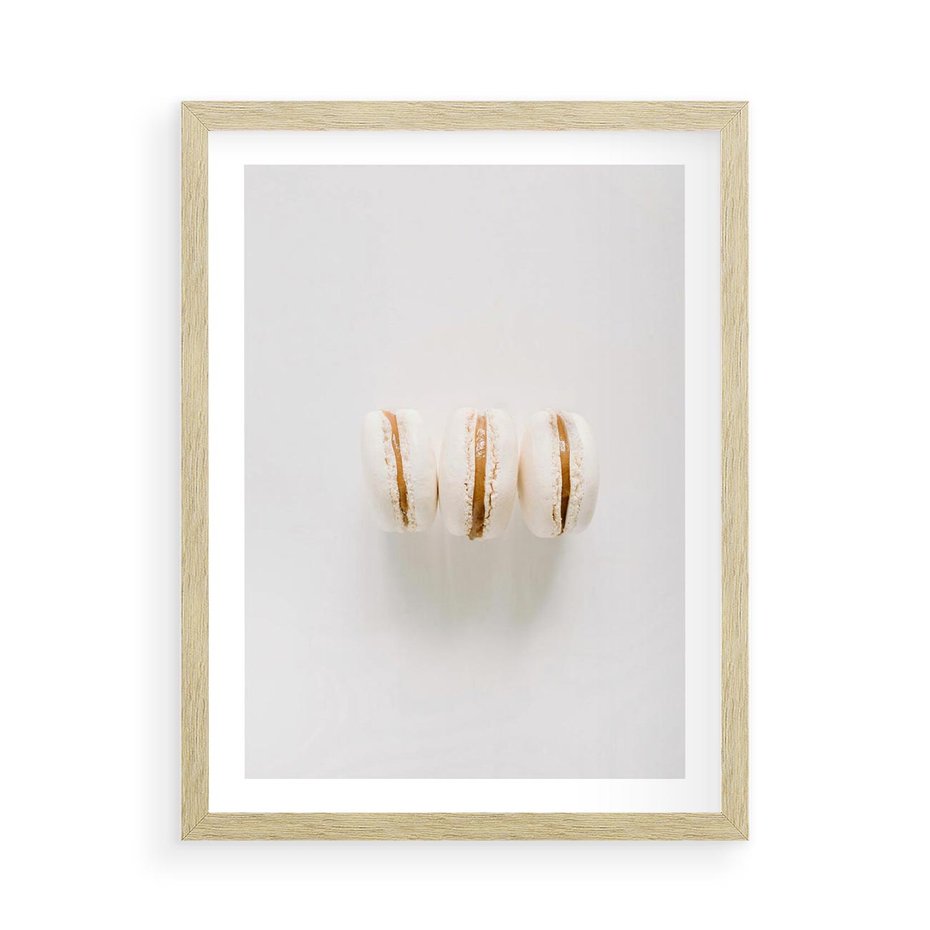 Plakat w ramie 50x70 - Delikatność w Bieli - białe ciateczka. makaroniki, minimalistyczne zdjęcie - rama drewno