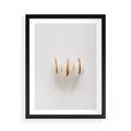 Plakat w ramie 50x70 - Delikatność w Bieli - białe ciateczka. makaroniki, minimalistyczne zdjęcie - rama czarna