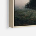 Obraz w ramie 70x50 - Zamglona Prostota - artystyczna fotografia, samotne drzewo na zamglonej łące - rama drewno