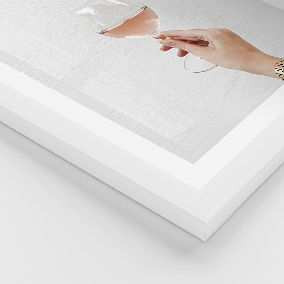 Plakat w ramie 50x70 - Kobieca Dłoń i Różowe Wino - kieliszek różowego wina, kobieca dłoń - rama biała