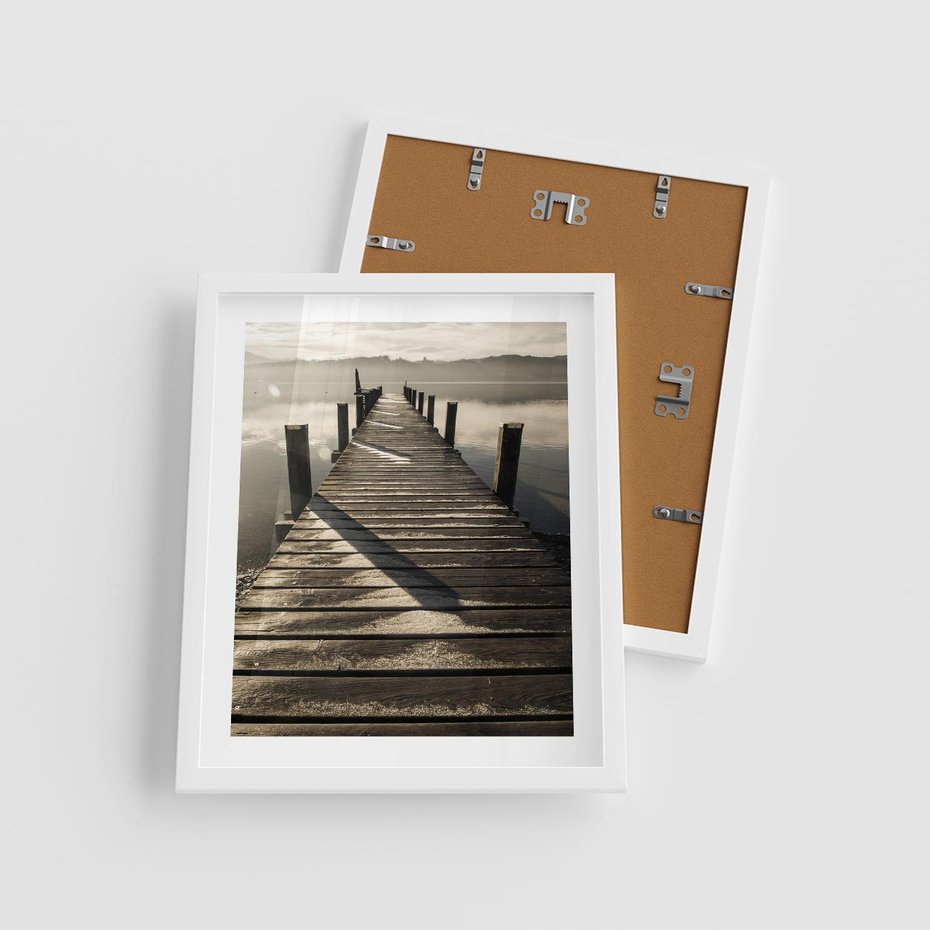 Plakat w ramie 40x50 - Pomost nad jeziorem - pomost, jezioro - rama biała