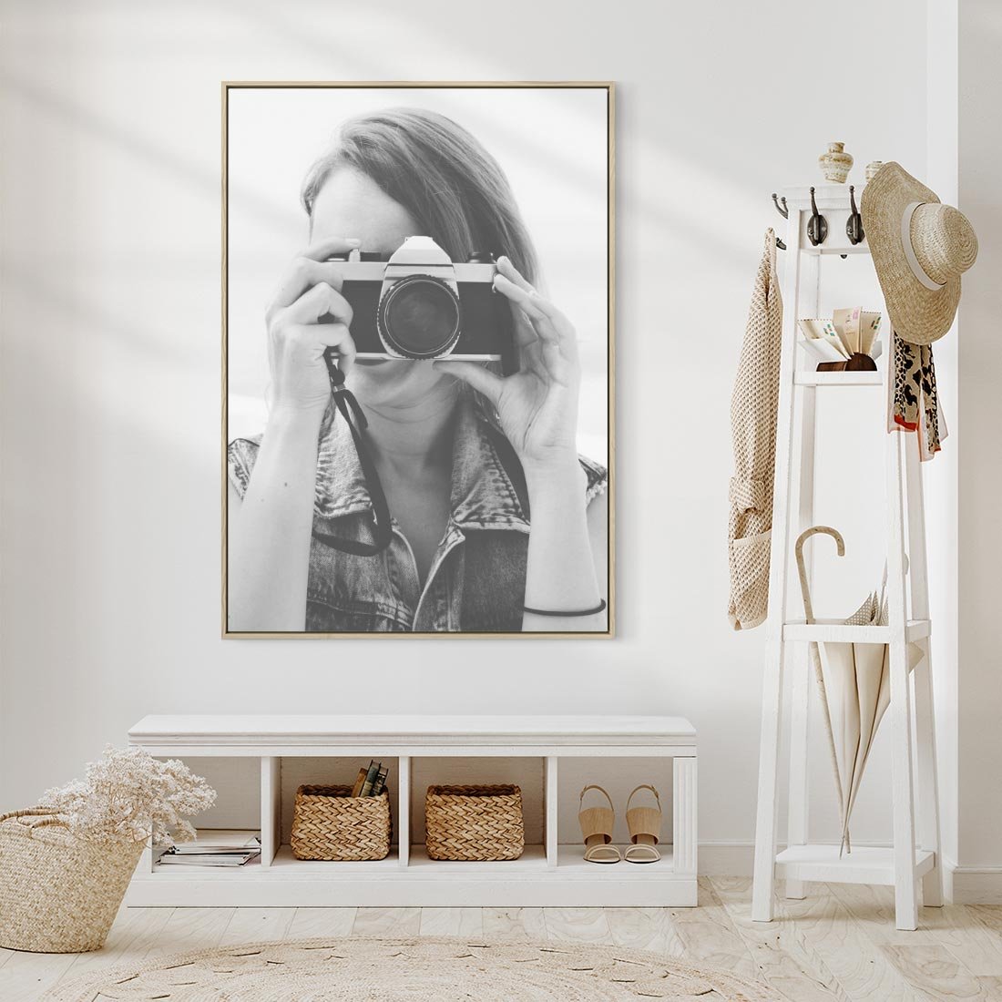 Obraz w ramie 50x70 - Zrób mi Zdjęcie - fotografia, kobieta z aparatem - rama drewno
