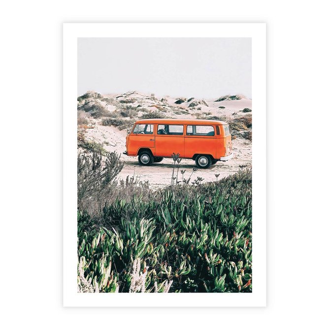 Plakat bez ramy 21x30 - Podróże po Pustyni - stary samochód van, pomarańczowy