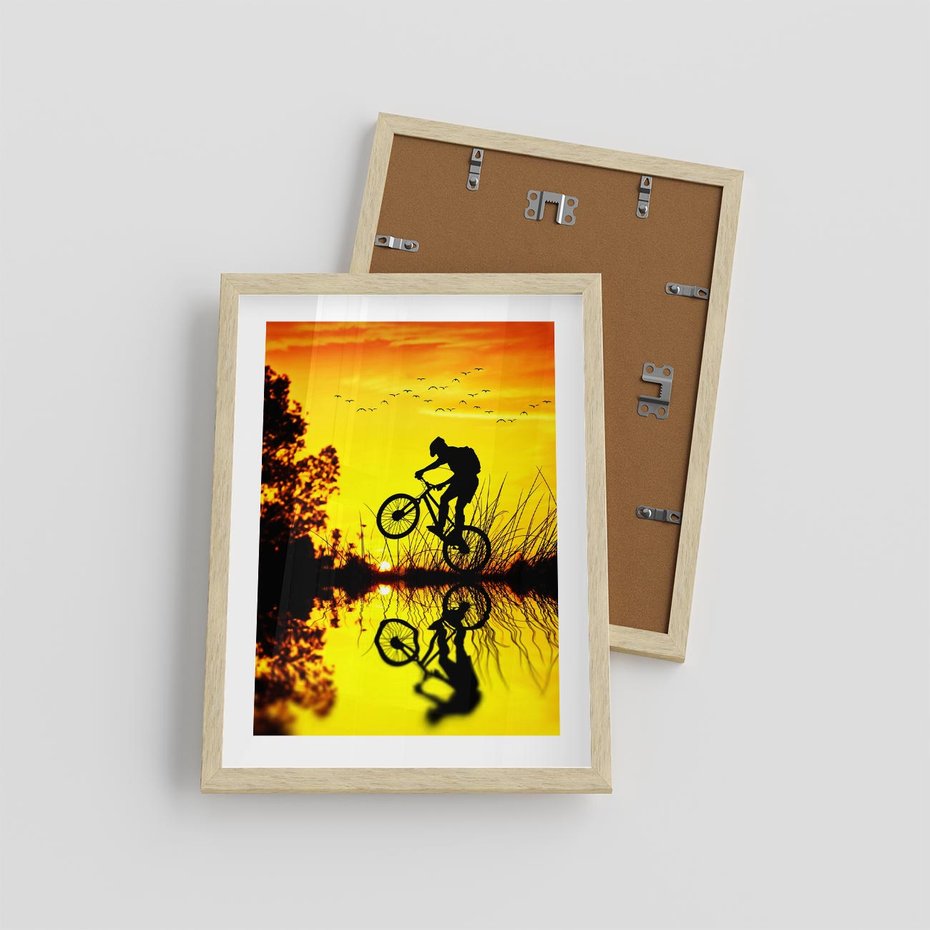 Plakat w ramie 30x40 - Rower przy zachodzie słońca - rower, zachód - rama drewno