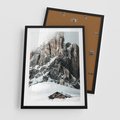 Plakat w ramie 50x70 - Górski Raj z Chatką - górskie szczyty, ośnieżone góry - rama czarna