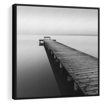 Obraz w ramie 50x50 - Mglista Perspektywa - czarno biała fotografia, drewniany pomost na jeziorze - rama czarna