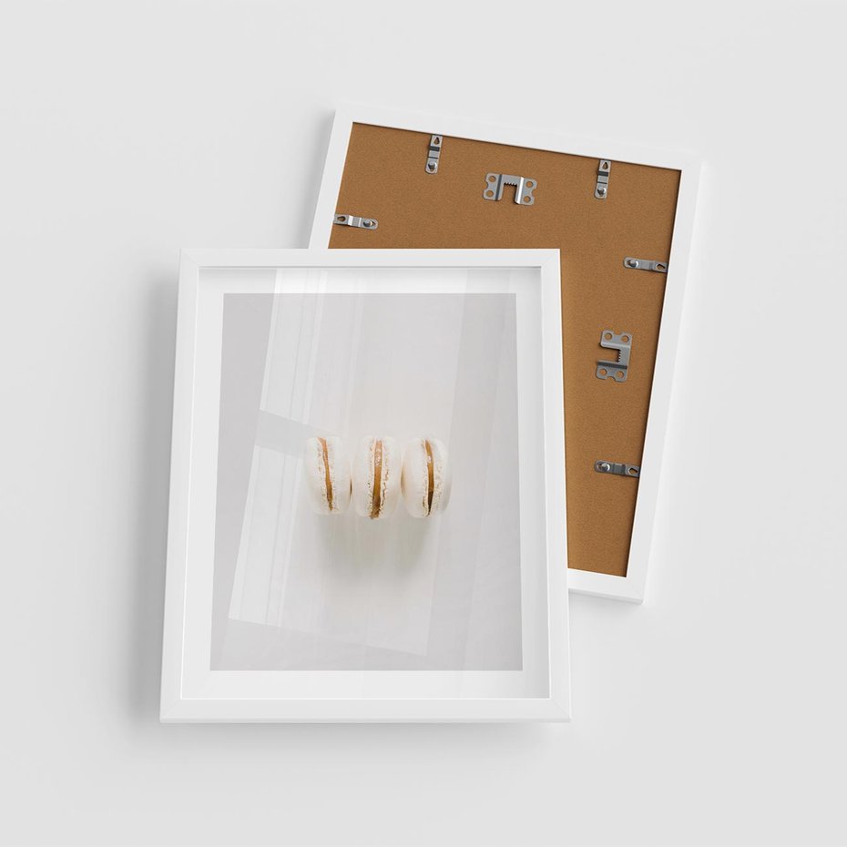 Plakat w ramie 40x50 - Delikatność w Bieli - białe ciateczka. makaroniki, minimalistyczne zdjęcie - rama biała