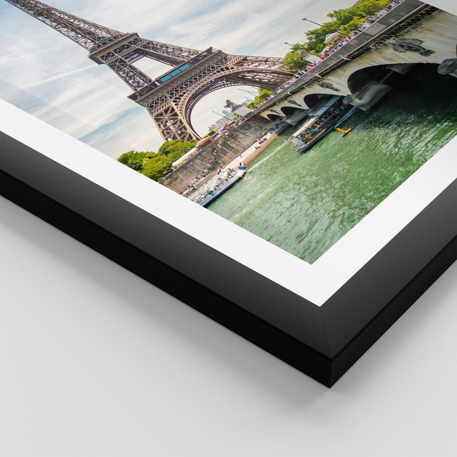 Plakat w ramie 30x40 - Ikona Romantyzmu - Eiffla, Francja - rama czarna