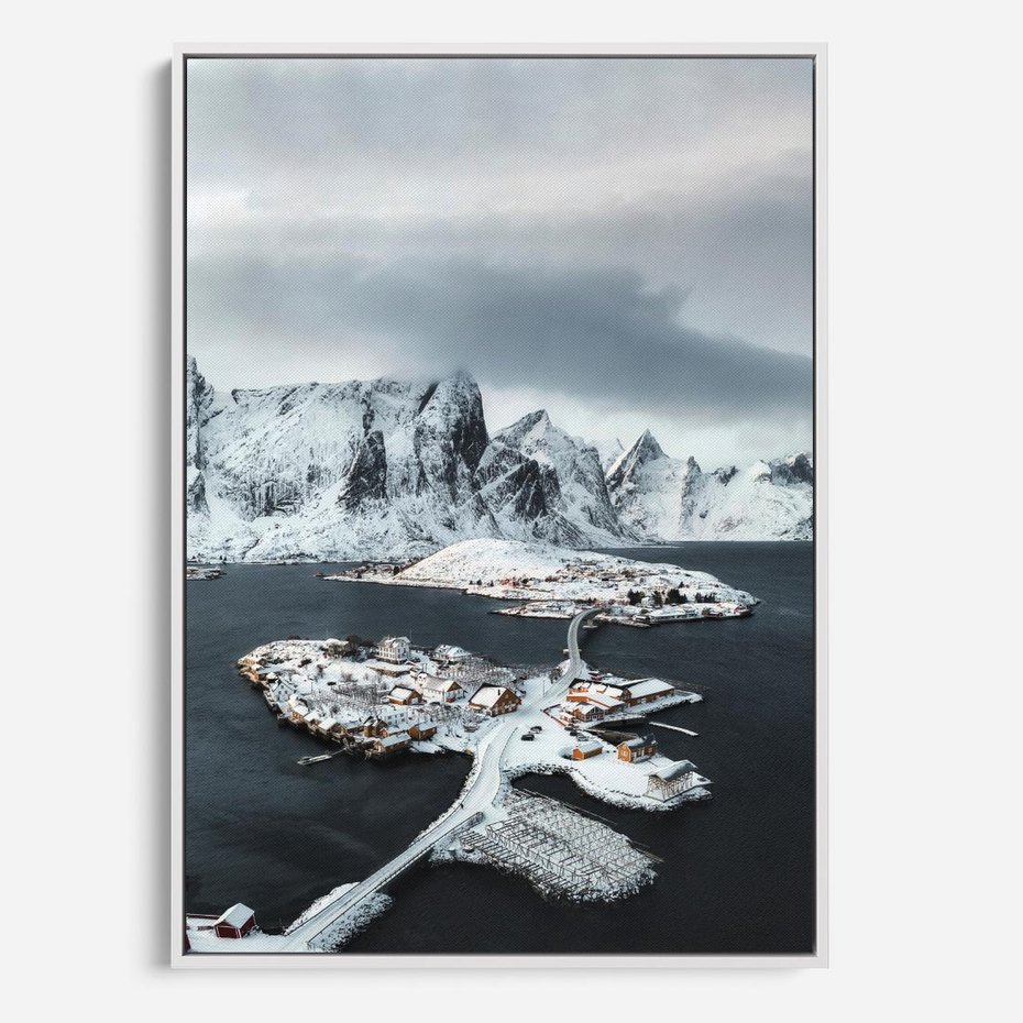 Obraz w ramie 80x120 - Ciepło i Urok Północy - skandynawskie, domki - rama biała