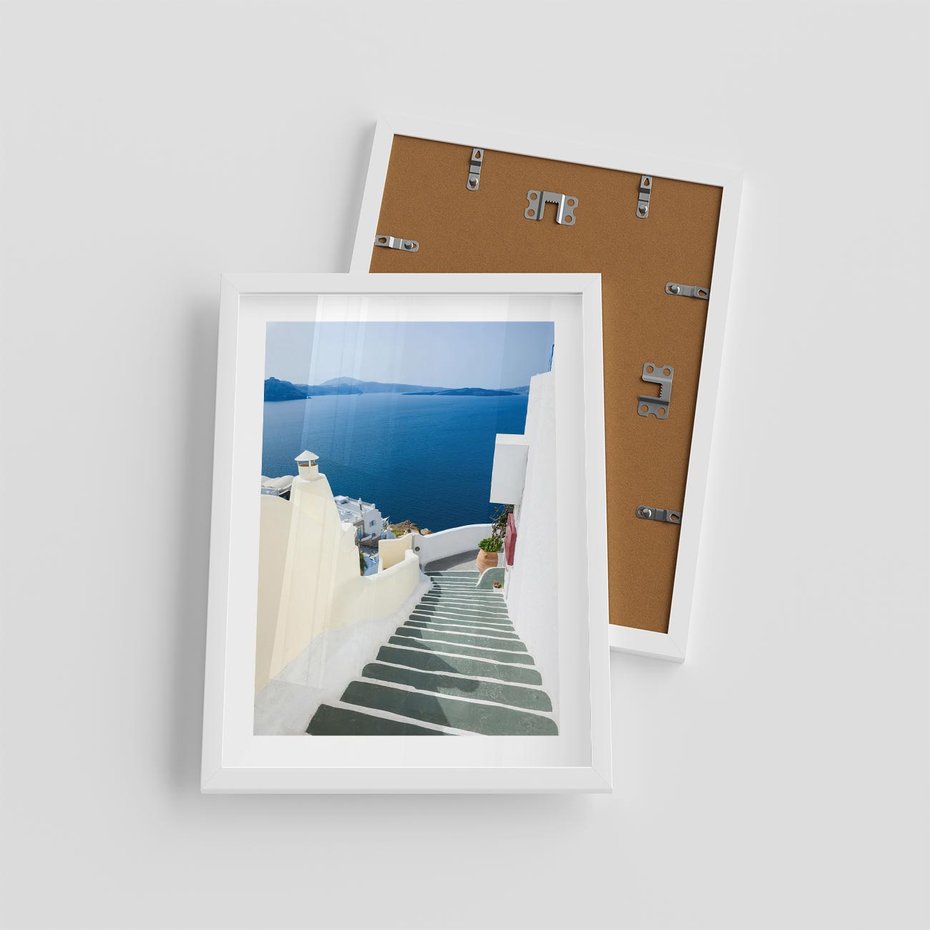 Plakat w ramie 30x40 - Malowniczy urok wyspy - Santorini, schodki - rama biała