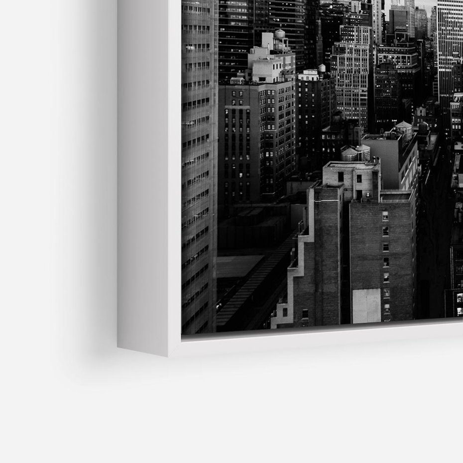 Obraz w ramie 50x50 - Wibracje Miejskiego Życia - miasto, wieżowce - rama biała