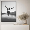 Obraz w ramie 50x70 - Beztroska Chwila - czarno biała fotografia, mężczyzna wesoło wskakuje do keziora w górach - rama czarna