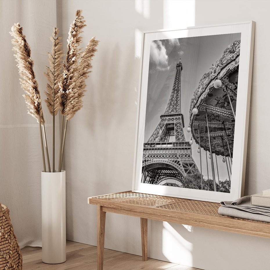 Plakat w ramie 40x50 - Zabawa w Paryżu - czarno białe zdjecie, wieża eiffla - rama biała