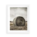 Plakat w ramie 40x50 - Siano w Sepii: Wiejska Tradycja - snopek siana, bela siana - rama biała