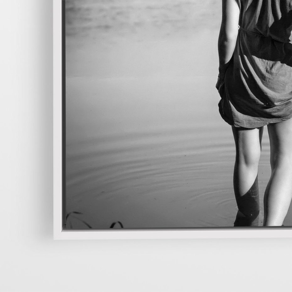 Obraz w ramie 50x50 - Kapiel w Mieście - czarno białe zdjęcie, kobieta wchodzi do wody - rama biała